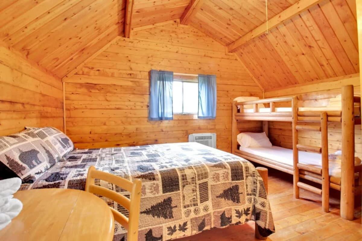 Lovely Rustic Cabin In Bloomington Exterior photo