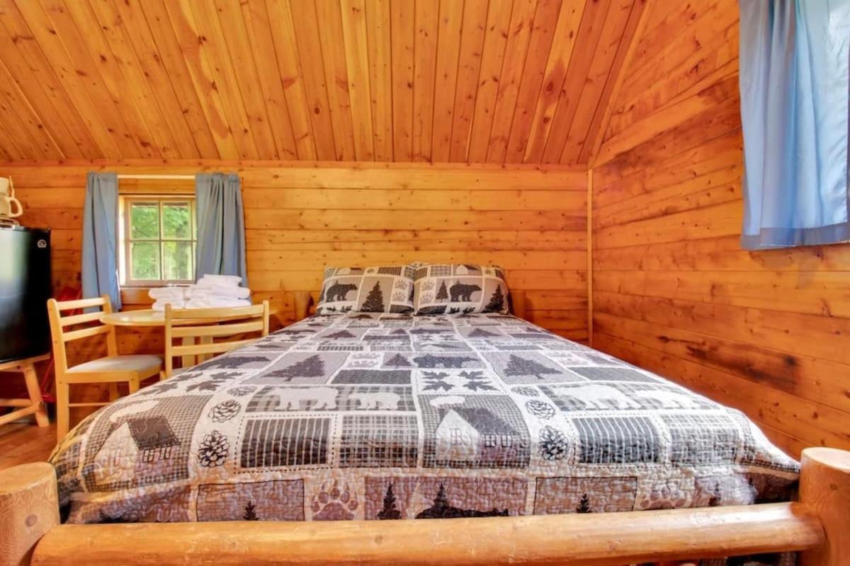Lovely Rustic Cabin In Bloomington Exterior photo
