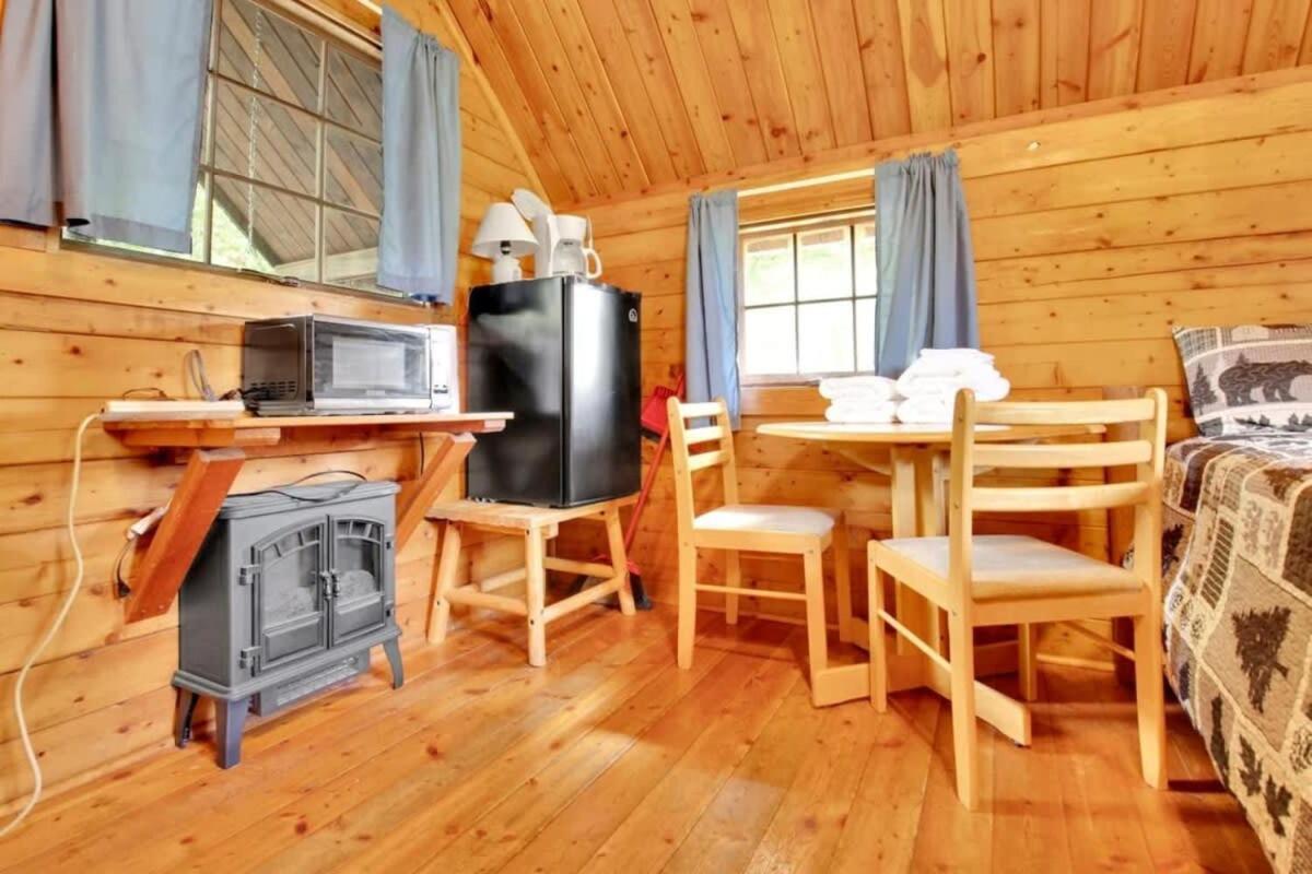 Lovely Rustic Cabin In Bloomington Exterior photo