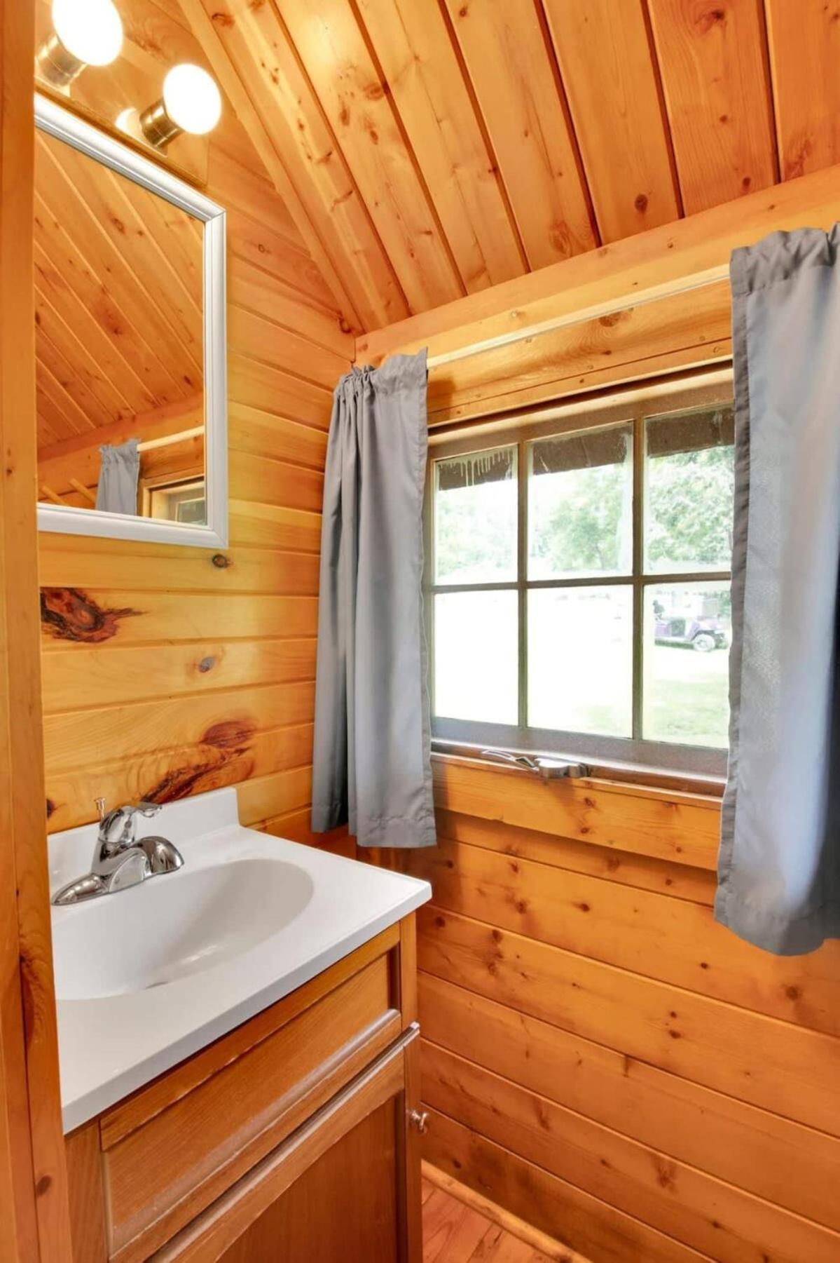 Lovely Rustic Cabin In Bloomington Exterior photo