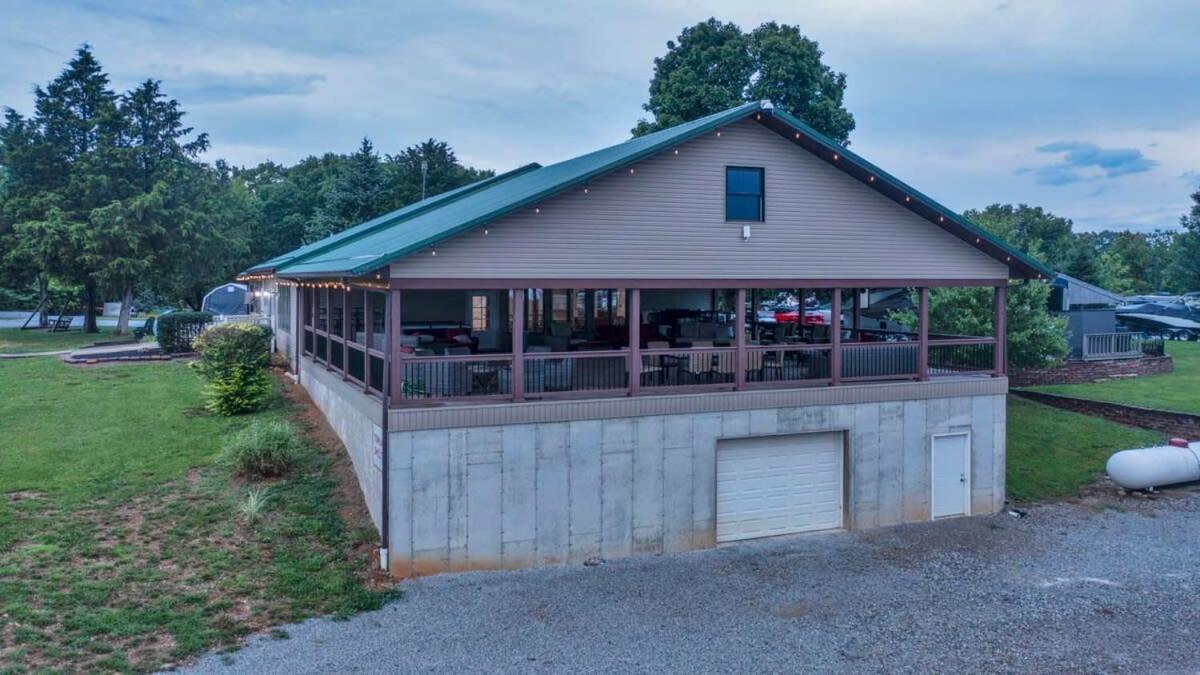 Lovely Rustic Cabin In Bloomington Exterior photo